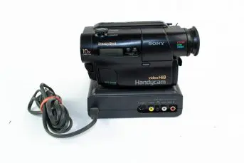 Sony CCD-TR3E (hi8) + Handycam Station AC-HS1 (used) – Van